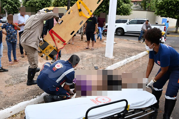 Motociclista é arremessado após batida com micro-ônibus e morre em Hospital Regional