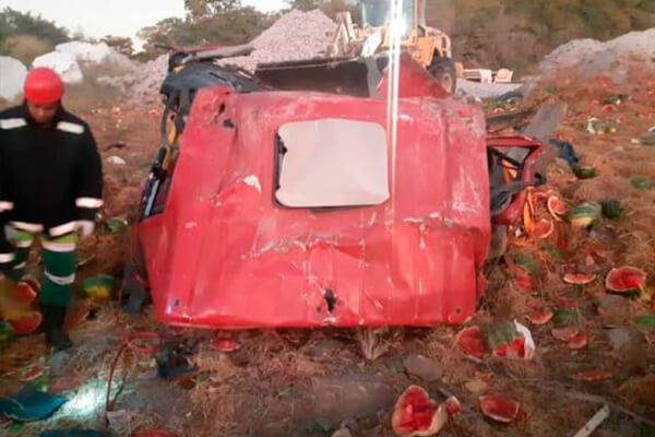 Motorista morre após capotar caminhão carregado com melancias