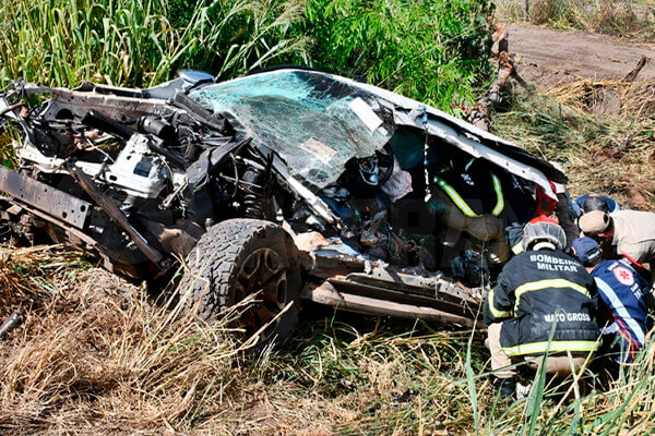 Motorista morre e mulher é socorrida gravemente ferida após caminhonete ser atingida por carreta