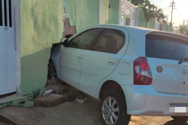 Motorista perde controle de carro e bate em muro de residência, em Cáceres