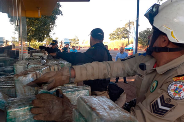PRF apreende cerca de 500 quilos de pasta base e cocaína em fundo falso de carreta