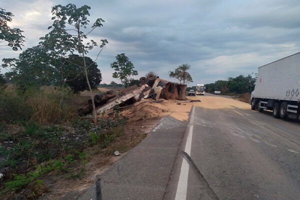 Acidente entre carro e caminhão deixa duas pessoas feridas na BR-174 em Cáceres