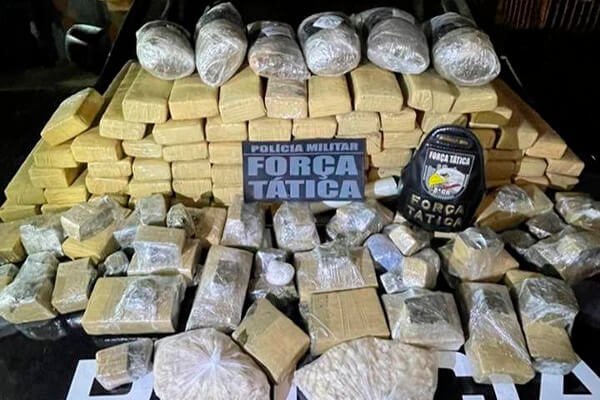 Força Tática apreende 120 kg de entorpecentes e prende quatro homens por tráfico de drogas