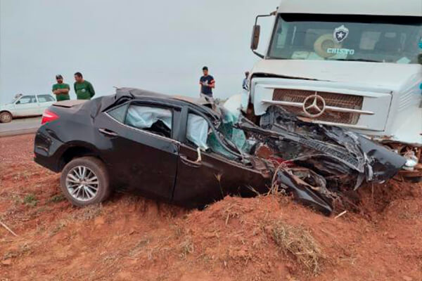 Homem morre ao bater Corolla de frente com caminhão na MT-343