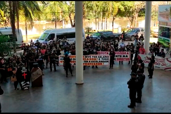 Na presença do Governador, professores cobram da Prefeita Eliene piso salarial; veja vídeo