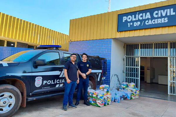 Polícia Civil doa a instituições de Cáceres 66 cestas e kits de limpeza apreendidos em investigação