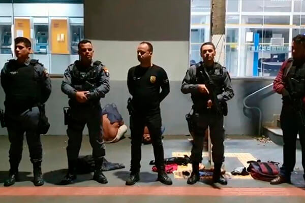 Polícia prende trio de assaltantes tentando invadir o Banco do Brasil