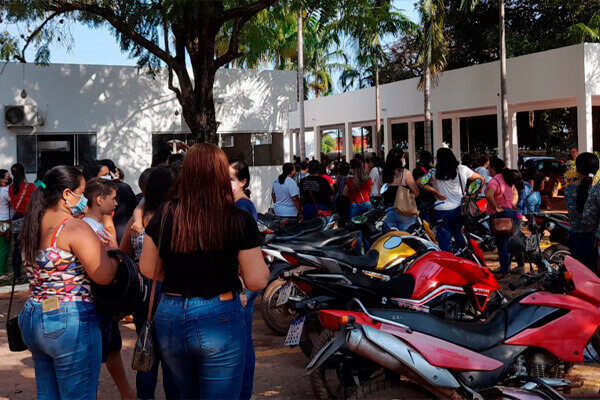 Professores em greve fazem ato em frente ao gabinete da prefeitura de Cáceres