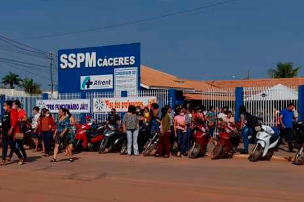 Profissionais da educação não são atendidos pela prefeitura de Cáceres durante manifestação; profissionais queriam dialogar com vice-prefeito