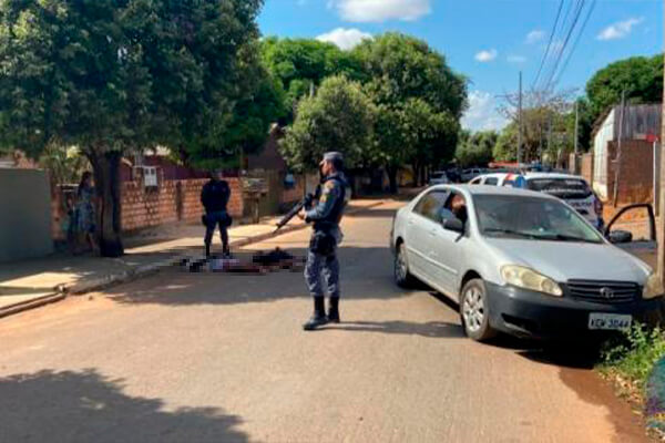 Bandido aponta arma para a polícia e é morto