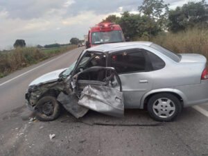 Acidente entre carro e caminhão deixa duas pessoas feridas na BR-174 em Cáceres 2