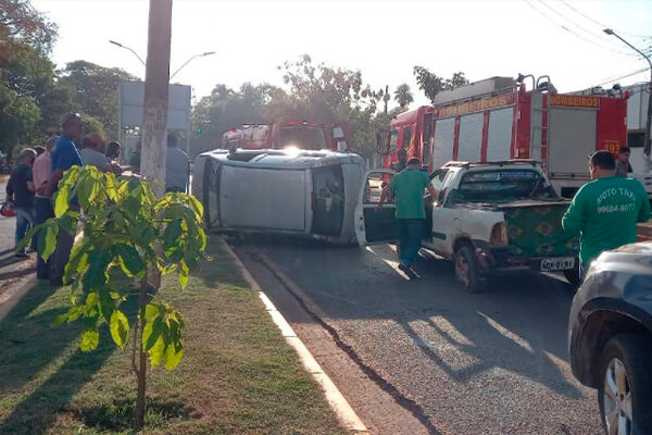 Após bater em veículo, carro capota na Avenida 7 de Setembro em Cáceres