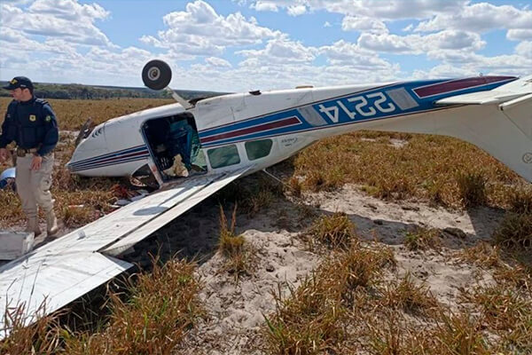 Avião de pequeno porte cai em fazenda de MT e piloto fica ferido