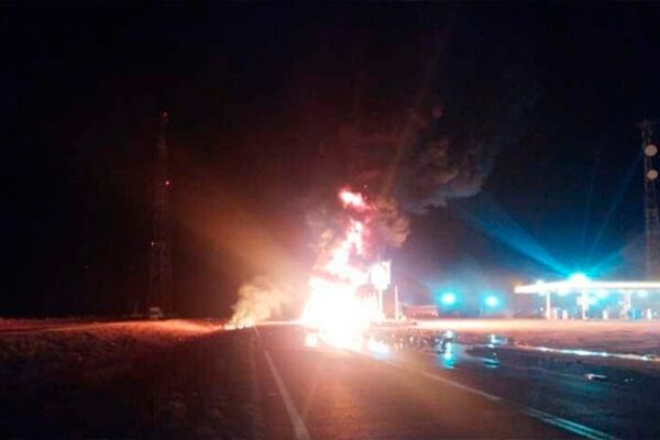 Carretas pegam fogo após batida na rodovia BR-364