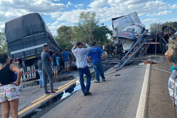 Colisão-entre-quatro-carretas-deixa-mortos-e-feridos-na-BR-070