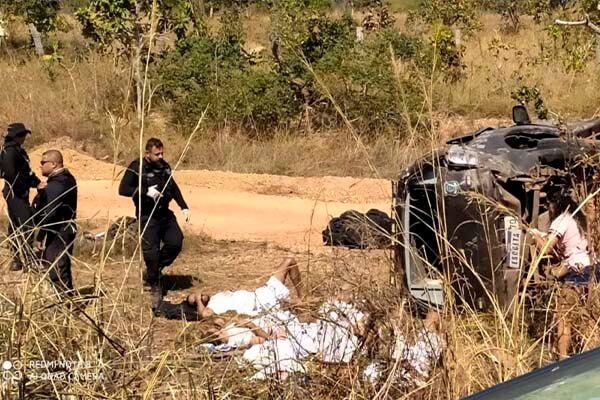 Durante transferência, viatura da PCE capota e policiais e presos ficam feridos