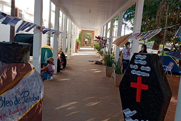 Em ato de manifestação, profissionais da educação acampam na Prefeitura de Cáceres