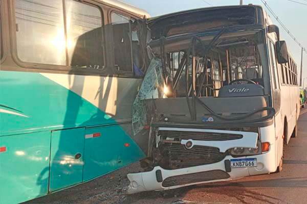 Falta de freio causa colisão entre dois ônibus e deixa 9 feridos em cidade de MT