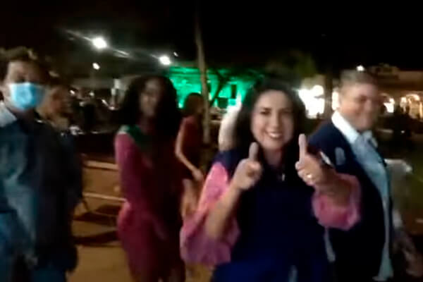 Grevistas protestam "professores na rua, prefeita a culpa é sua" e prefeita debocha; veja vídeo