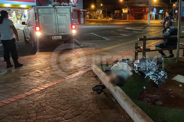 Homem-é-espancado-até-a-morte-em-praça-pública-em-MT