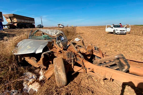 Idoso morre e adolescente fica ferido após carro capotar