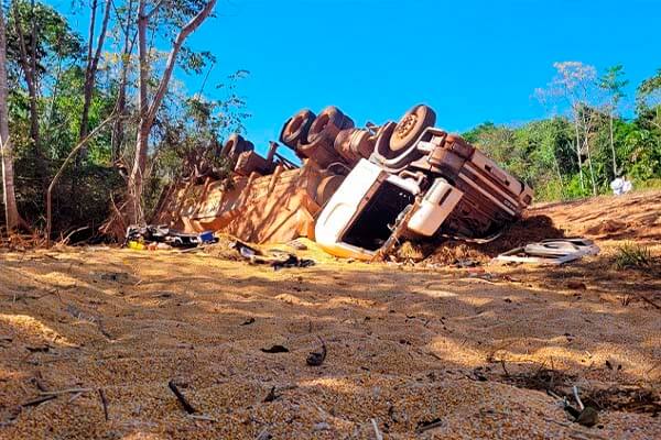 Motorista morre em tombamento de carreta na MT-322