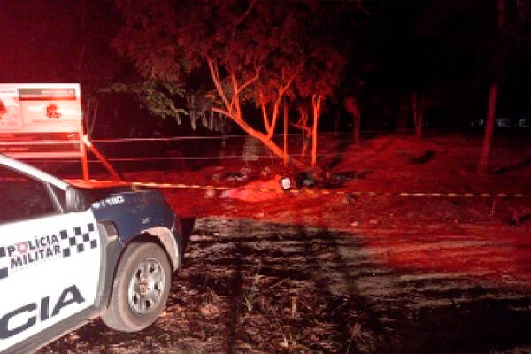 Mulher bate de moto contra cerca, tem pescoço cortado e morre em rua de MT