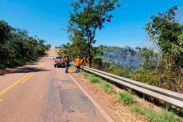 Mulher perde controle de carro, capota na MT-251 e dá perda total em Aircross