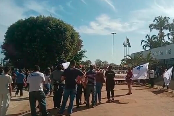 Profissionais da educação e saúde realizam manifestação contra atos da Eliene, na Prefeitura; veja vídeo