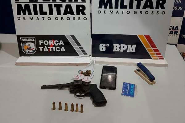 Quatro pessoas são presas pela PM por porte ilegal de arma e uso de drogas em Cáceres