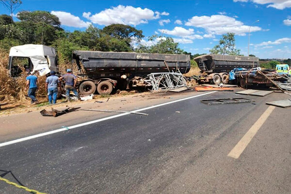 Um morre e dois ficam feridos em acidente na BR-163