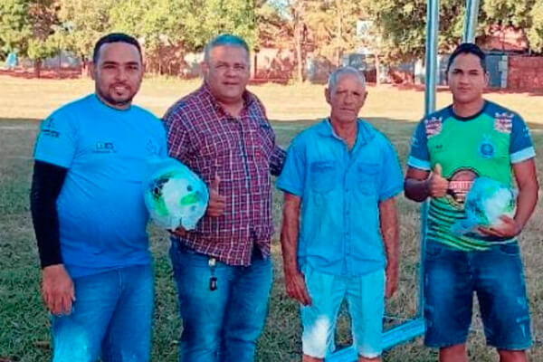 Vereador Negação doa equipamentos esportivos para associação do Campo do Areal