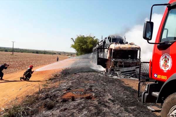 Caminhão-cegonha com 11 carros pega fogo na BR-364