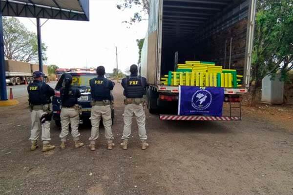 Caminhoneiro é preso com 100 kg de maconha em 'cozinha'