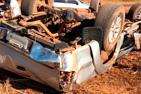 Carro capota na MT-140 após desviar de anta em rodovia