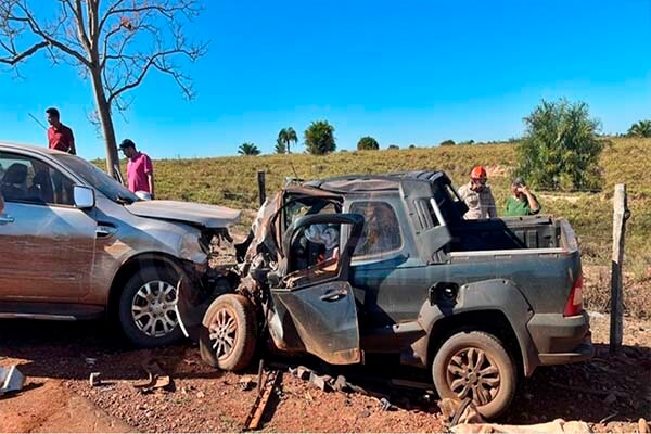 Colisão entre Strada e Hilux mata mulher e deixa mais 5 feridos