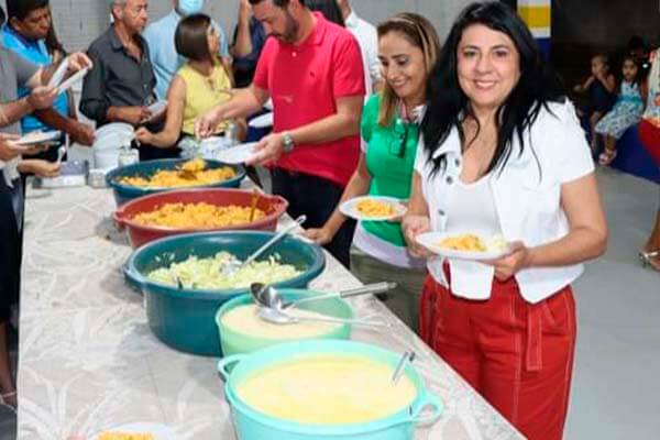 Denúncia diz que Prefeita realizou inauguração de obra com comida em período eleitoral