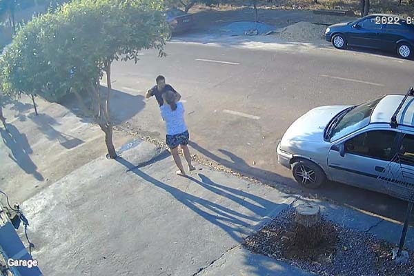 Empresário dá soco no rosto de vizinha após discussão; veja vídeo