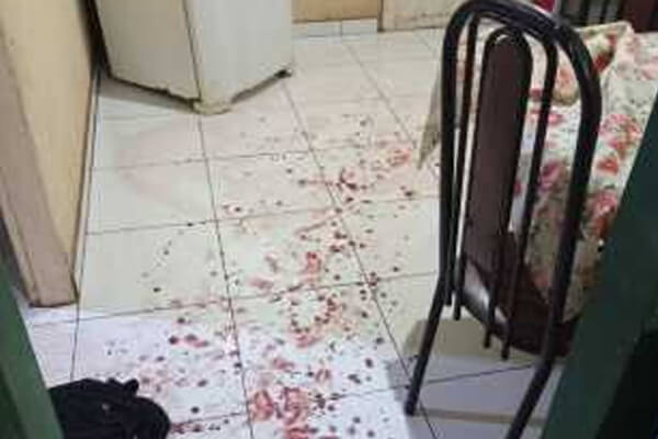 Homem-esfaqueia-a-esposa-e-faz-bebê-de-9-meses-refém-em-MT