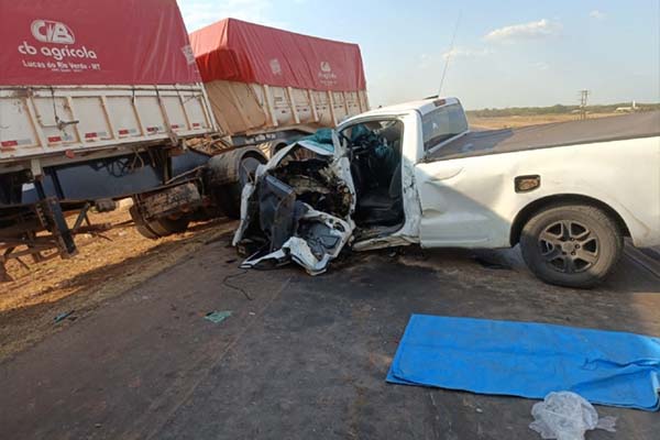 Homem fica preso às ferragens após bater Ranger em carreta e caminhão