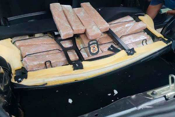 Motorista de aplicativo é preso com 46 tabletes de maconha em carro alugado