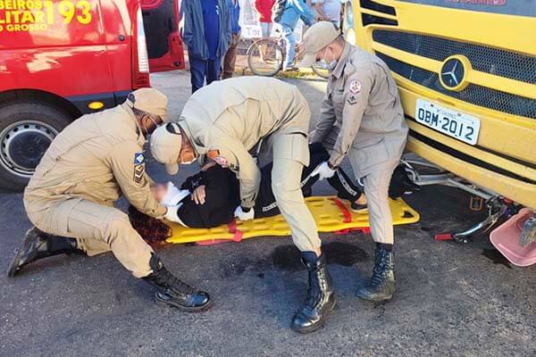 Ônibus da prefeitura colide em ciclista na manhã de hoje (10), no centro de Cáceres; veja vídeo