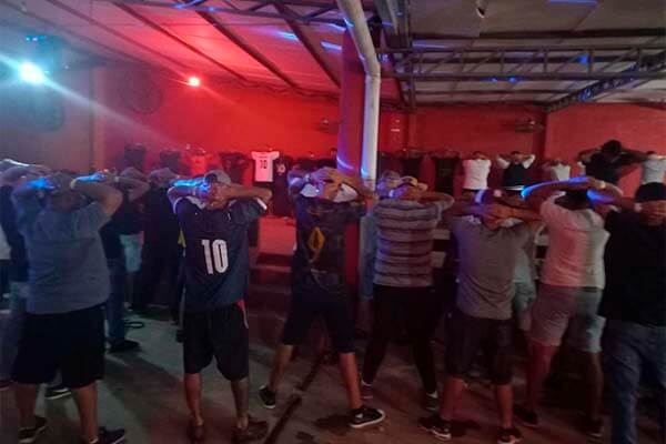 PM acaba com festa de organização criminosa regada a drogas; 16 menores apreendidos