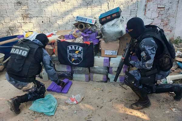 PM intercepta depósito de organização criminosa e apreende 800 quilos de drogas
