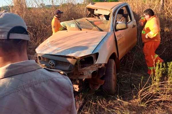 Passageiro de Hilux morre após colisão com caminhão em MT