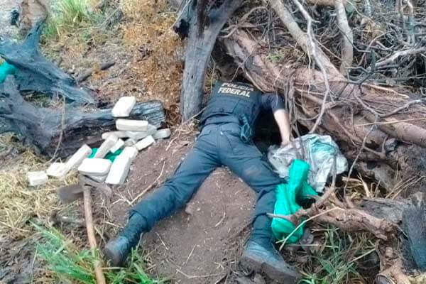 Policiais cavam para desenterrar 46kg de cocaína; veja vídeos