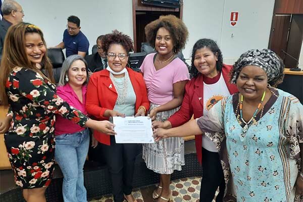 Vereadora Mazéh Silva realizou três indicações e entregou moção de aplausos ao Coletivo de Mulheres Negras de Cáceres