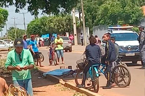 Dupla chega de moto e mata rapaz de 19 anos na frente de escola em Barra do Bugres
