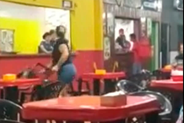 Mulher surta, quebra objetos e é racista com funcionárias de lanchonete em MT; veja vídeo