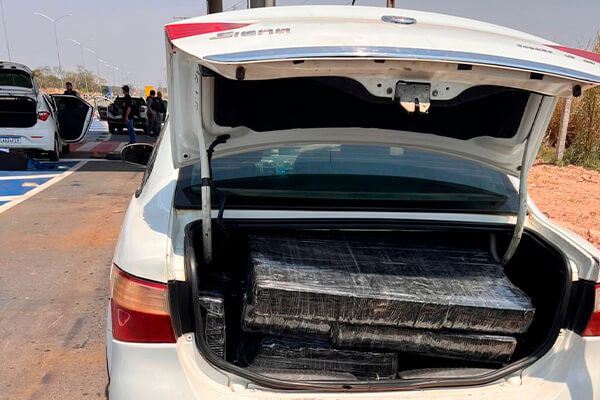 PF apreende 300 kg de maconha escondida em porta-malas de carro